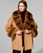 Укороченное кашемировое пальто с меховой отделкой