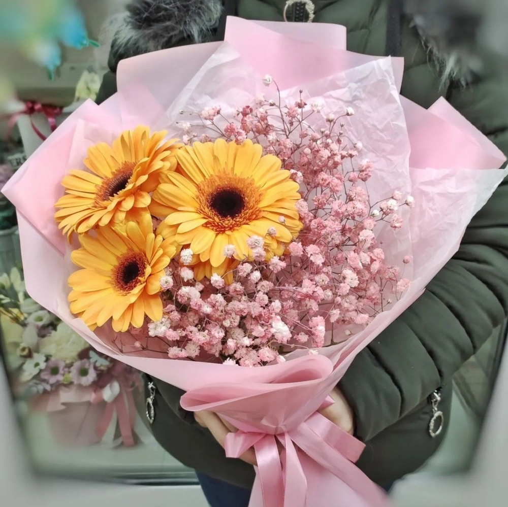 Букет из 3 гербер и цветной гипсофилы