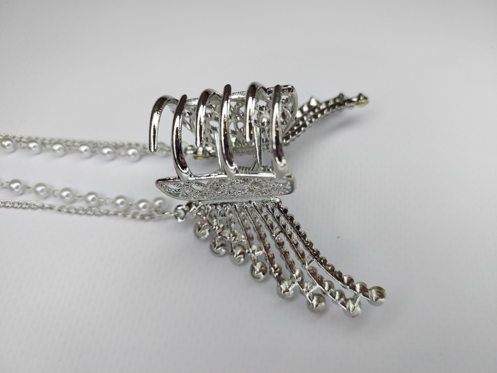 Заколка Краб. Бабочка  со стразами и жемчужными (имитация) подвесками. Цвет Серебро.