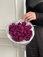 Букет из 25 фиолетовых тюльпанов