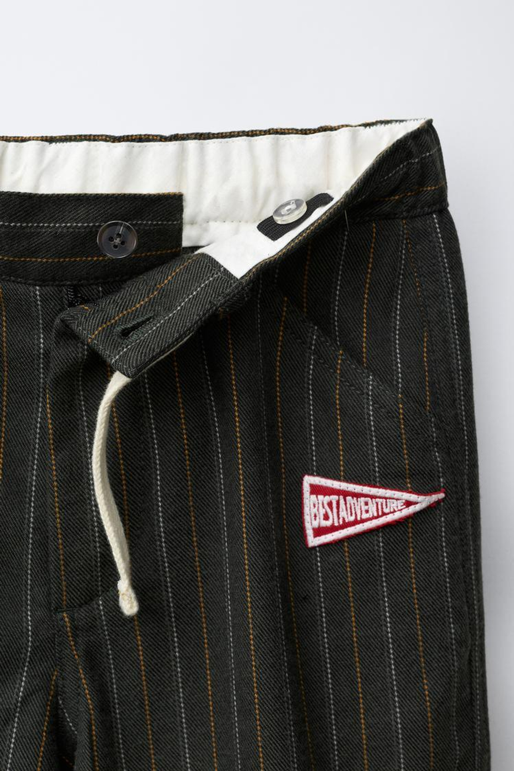 ZARA БРЮКИ В ПОЛОСКУ С НАШИВКОЙ, ТЕМНЫЙ ХАКИ