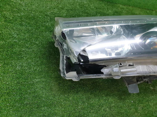 Битая Фара левая Toyota Hilux 8 (2015-2020) LED