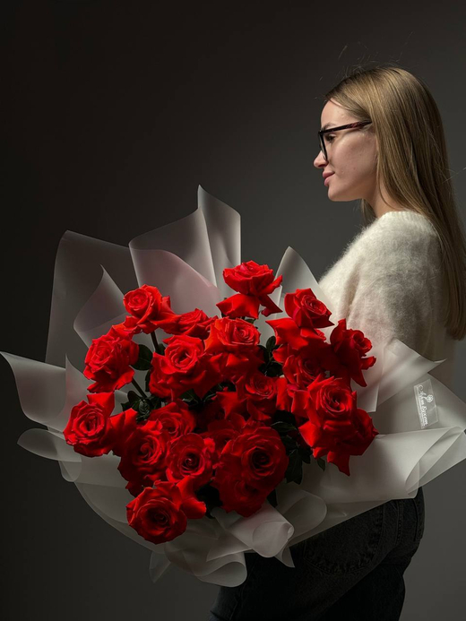 Букет из 25 алых французских роз в упаковке
