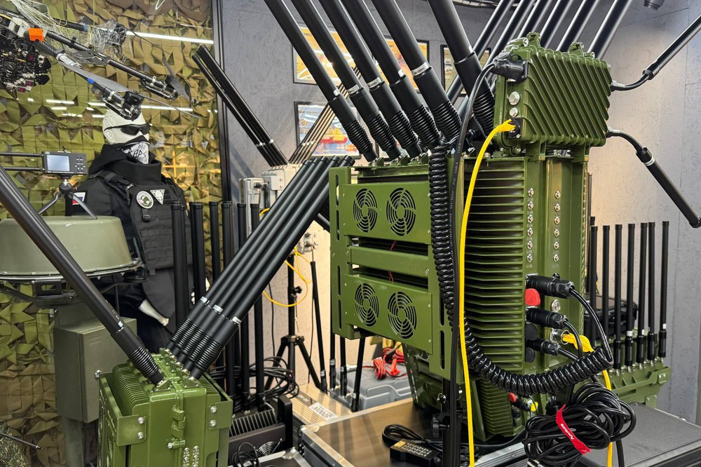 Комплекс РЭБ Скания D14 100-5800 МГц мощность 700W с детектором дронов ОКО 360