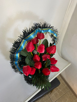 Корзина красные тюльпаны 50 см