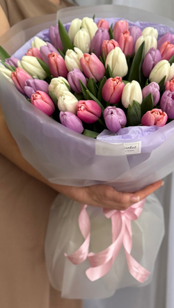 Утонченное сочетание розовых, белых и сиреневых тюльпанов в монобукете от Флора Маркет