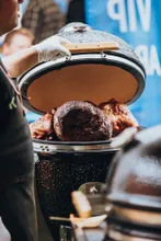 Керамический угольный гриль Monolith Two.55, 43 см, с ножками и столиками, чёрный