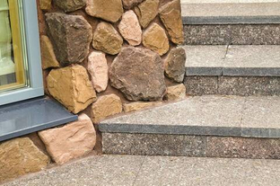 Цокольный камень зимой: защита фундамента от влаги и морозов