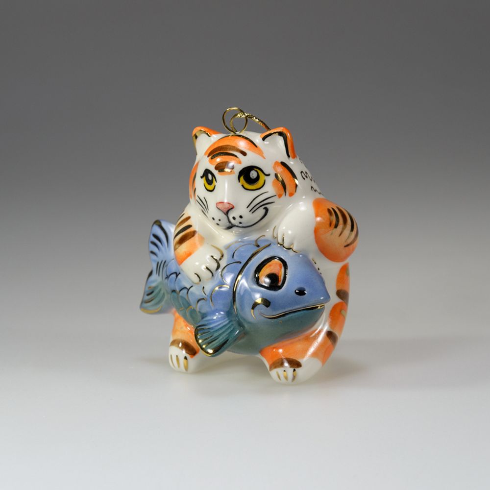 Фарфоровая ёлочная игрушка - Котик с рыбой