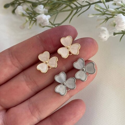 9755-р Швензы "Клевер" с перламутровой эмалью, 15 мм, родий, пара