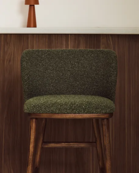 Барный стул Ciselia из темно-зеленого шенилла с ножками из ясеня в отделке орех