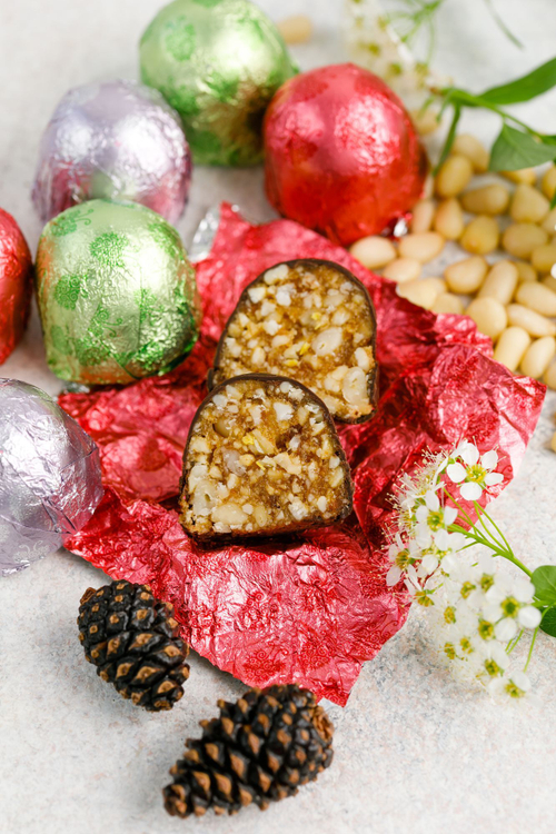 Кедровый грильяж ассорти / клюква, сосновая шишка, черемуха / шоу-бокс/ 540 г / ТМ Сибирский кедр