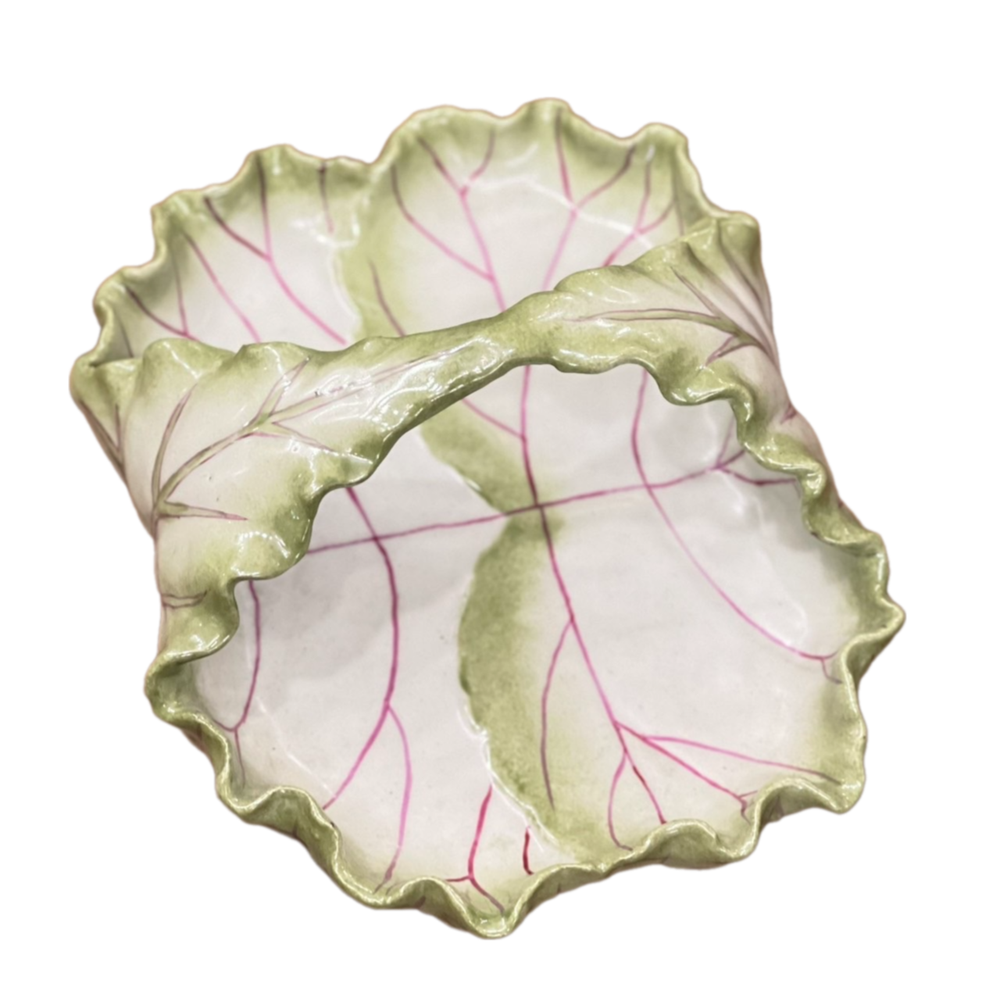 Тарелка в виде листа капусты