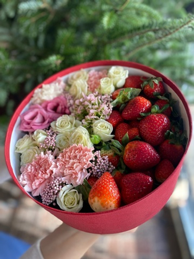 "Сладкая композиция с цветами и свежей клубникой"