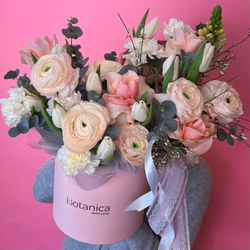 Цветочная композиция с тюльпанами и ранункулюсами