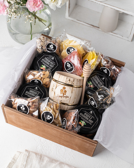 Подарочный набор с медом, орехами, сухофруктами в закрытом деревянном ящике