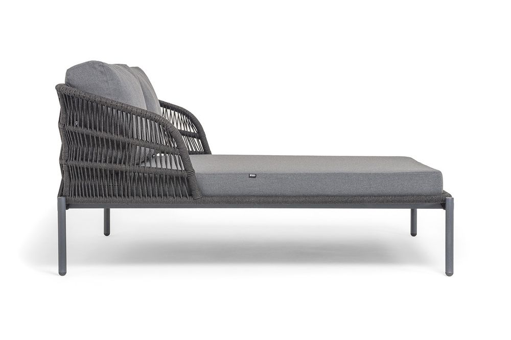 "Позитано" лежак плетеный из роупа, каркас алюминий темно-серый (RAL7024) муар, роуп темно-серый круглый, ткань темно-серая 027