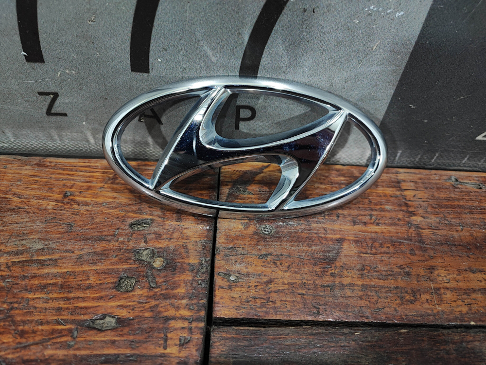 Эмблема на крышку багажника Hyundai Santa Fe 4 (TM) 18-21 Б/У Оригинал 86300S1000