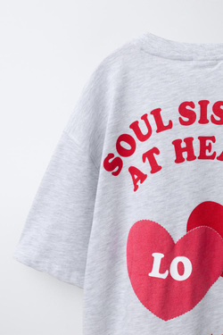 ZARA ФУТБОЛКА С ПРИНТОМ «СЕРДЦА», СЕРЫЙ/НЕЖНО-КОРИЧНЕВЫЙ