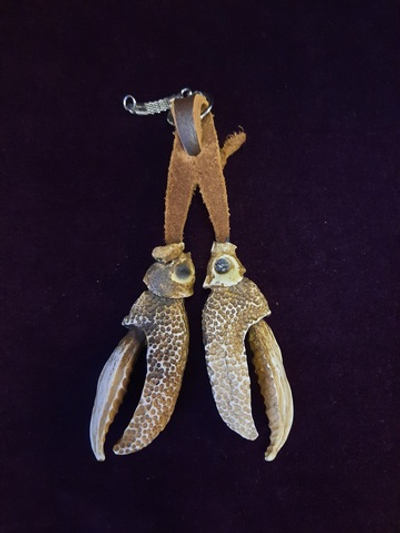 Брелок для ключей "Клешни", рог лося, натуральная кожа