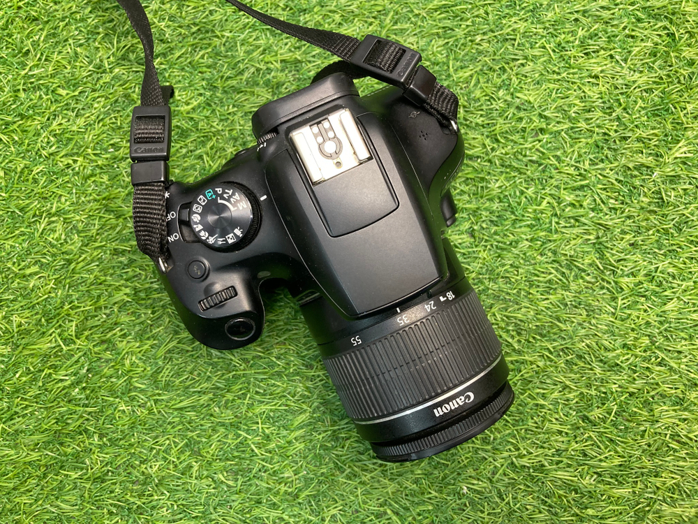 Canon 1300D kit 18-55mm III 14.100 кадров