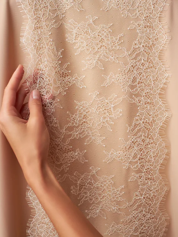 01-11 Кружево шантильи 23 см, телесный 126