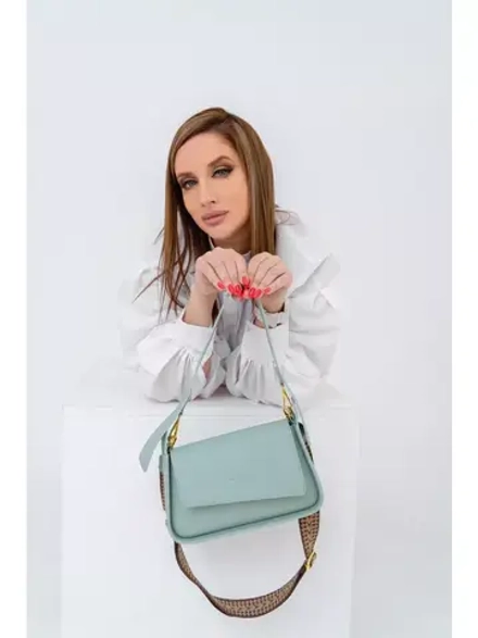 Сумка кросс-боди через плечо с широким съемным ремнем.