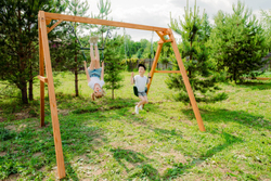 Деревянные качели с трапецией и гибкими качелями