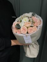 Сборный букет с кустовой пионовидной розой и хризантемой в оформлении