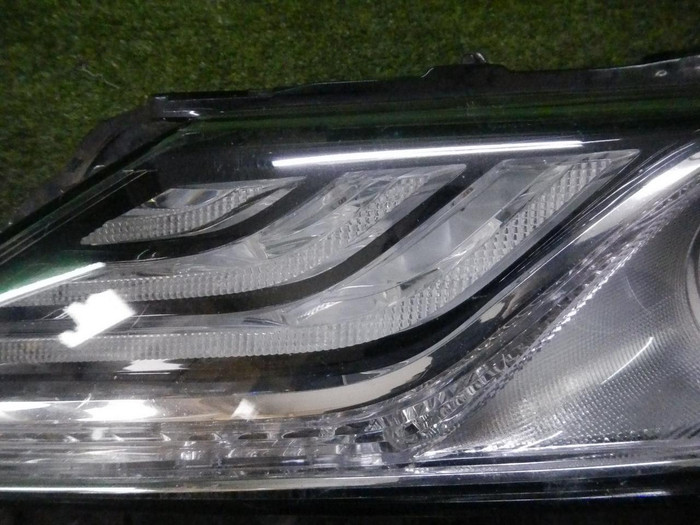 Стекло фары левое Toyota Camry xv70 (2017-2021)