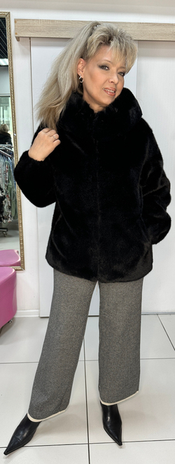 Черная куртка-шубка из искусственного меха с капюшоном