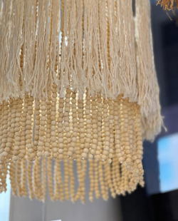 Подвесная люстра в натуральном стиле с многоярусной бахромой.