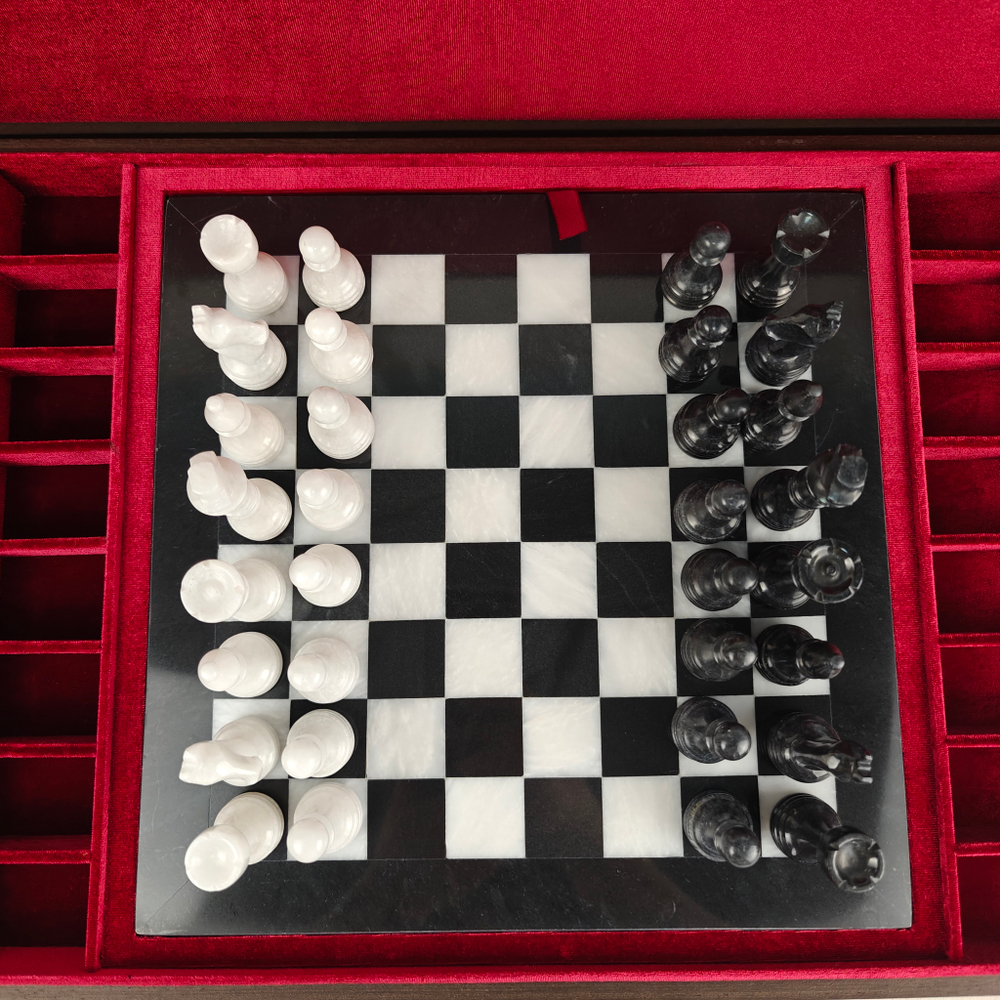 Подарочные шахматы из мрамора и оникса в футляре