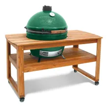 Керамический гриль Big Green Egg XL XLarge (очень большой), 61 см на столе из акации