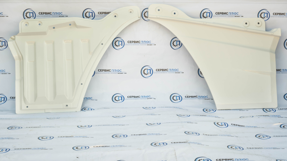 Накладка двери нижняя правая белого цвета (пластиковая) SHACMAN X3000