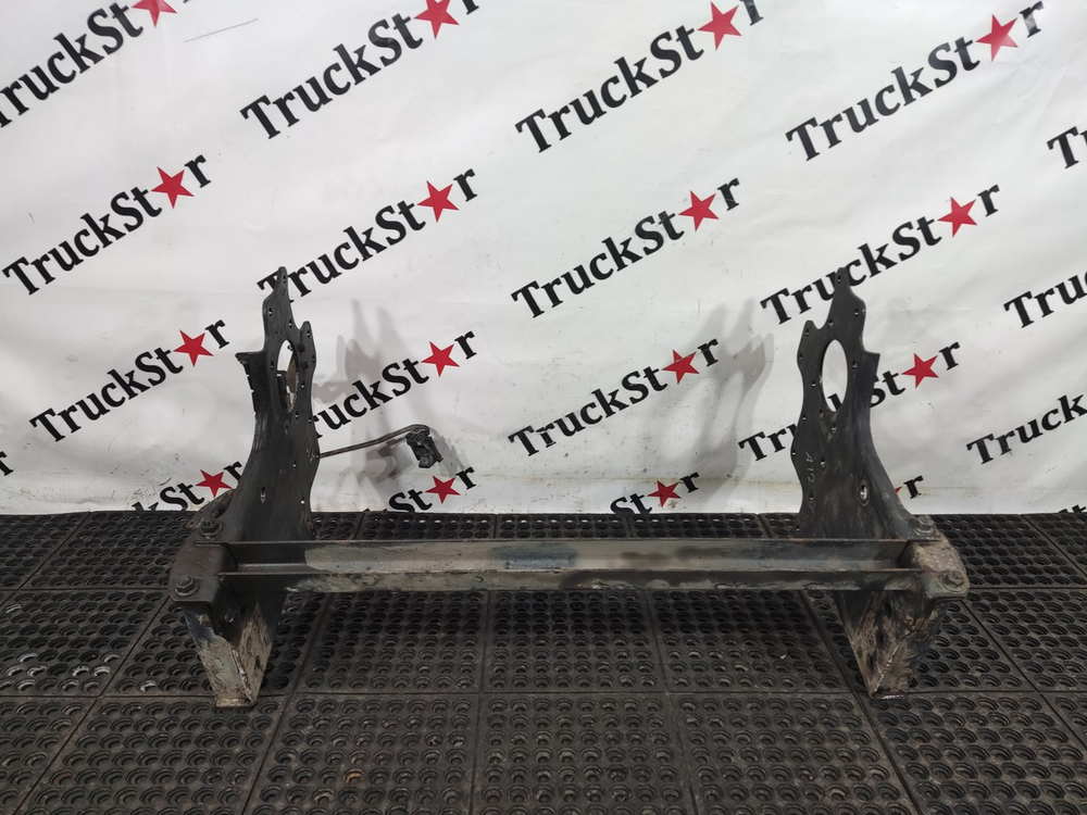 Усилитель переднего бампера в сборе