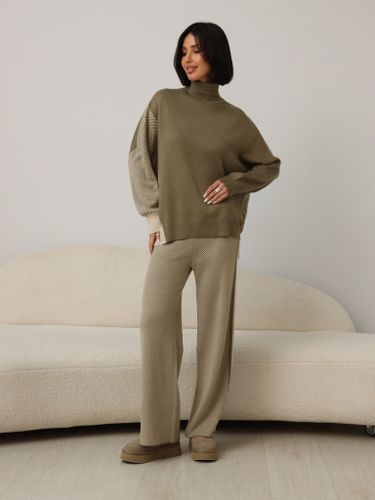 Костюм женский из кашемира цвета хаки