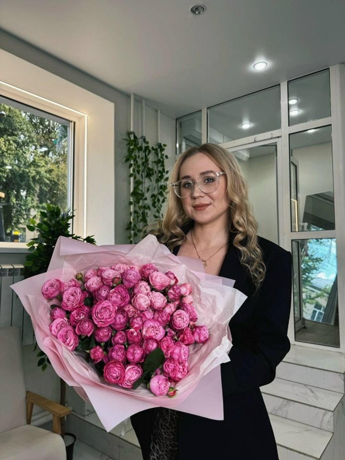 Очаровательный букет из 20 веток кустовых роз 50см