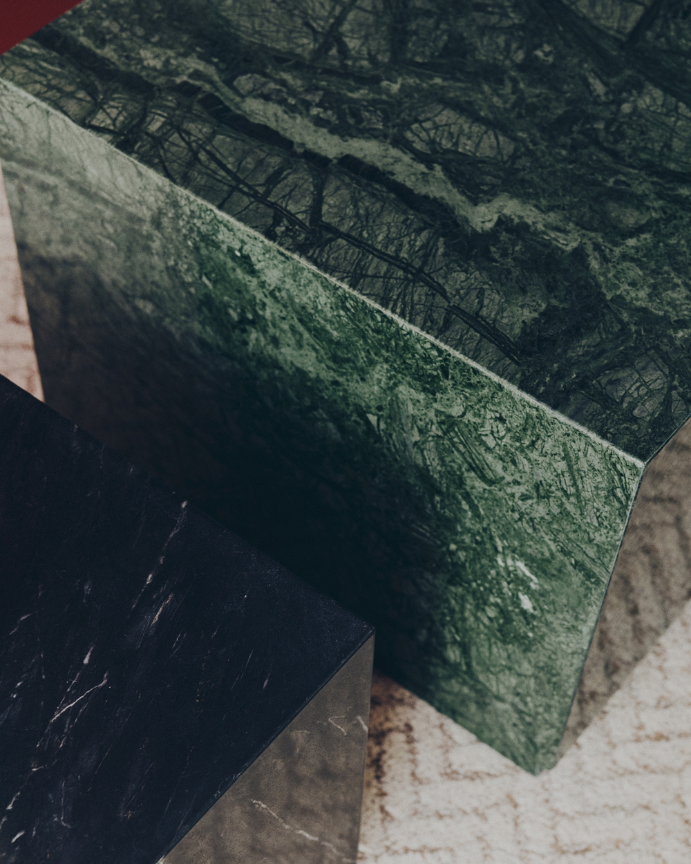 Приставной столик Sorein из черного мрамора 40 x 40 см