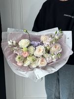 Букет сборный из хризантемы, маттиолы, ромашки и кустовых пионовидных роз