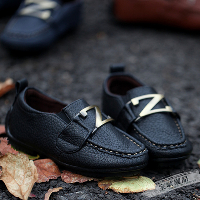 Мокасины с металлической пряжкой и контрастной строчкой