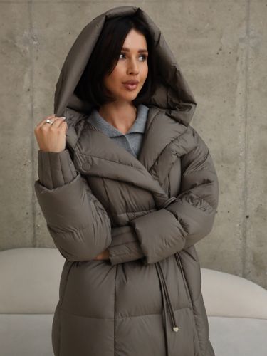 Удлиненный пуховик цвета капучино с объемным капюшоном