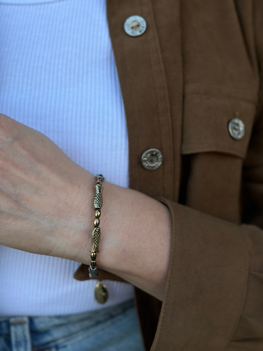 Браслет в оттенке бронза. Плетение выполнено из рыбок. Регулировка длины.