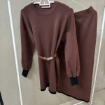 Вязаный женский костюм-двойка: джемпер с ремнем и юбка макси