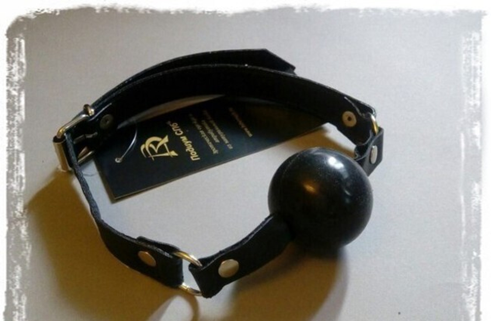 Кляп из каучука на кожаном ремешке (черный/черный с красным) (Цвет: черный / черный с красным)