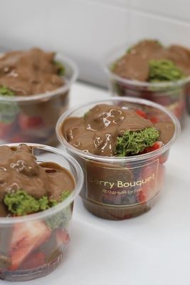 Стаканчик с дубайской клубникой