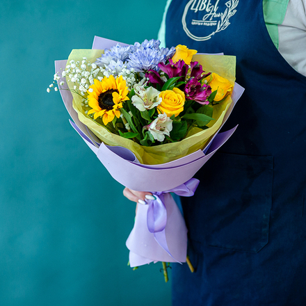 Яркий букет с подсолнухом и желтыми розами