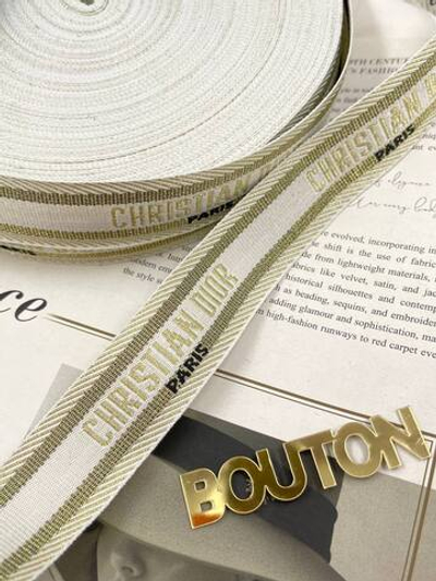 Тесьма Ди. 2,5 см жаккард белая-золотистая