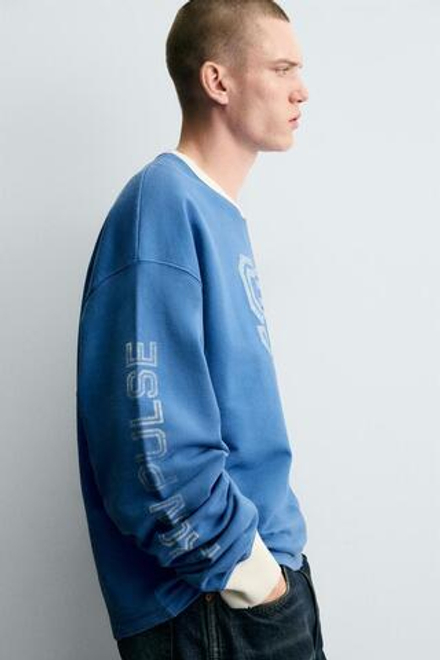 ZARA ФУТБОЛКА С ПРИНТОМ И ЭФФЕКТОМ ПОТЕРТОСТИ, ГОЛУБОЙ