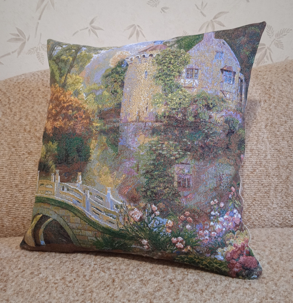 Декоративный гобеленовый чехол Таинственный пруд 47х47